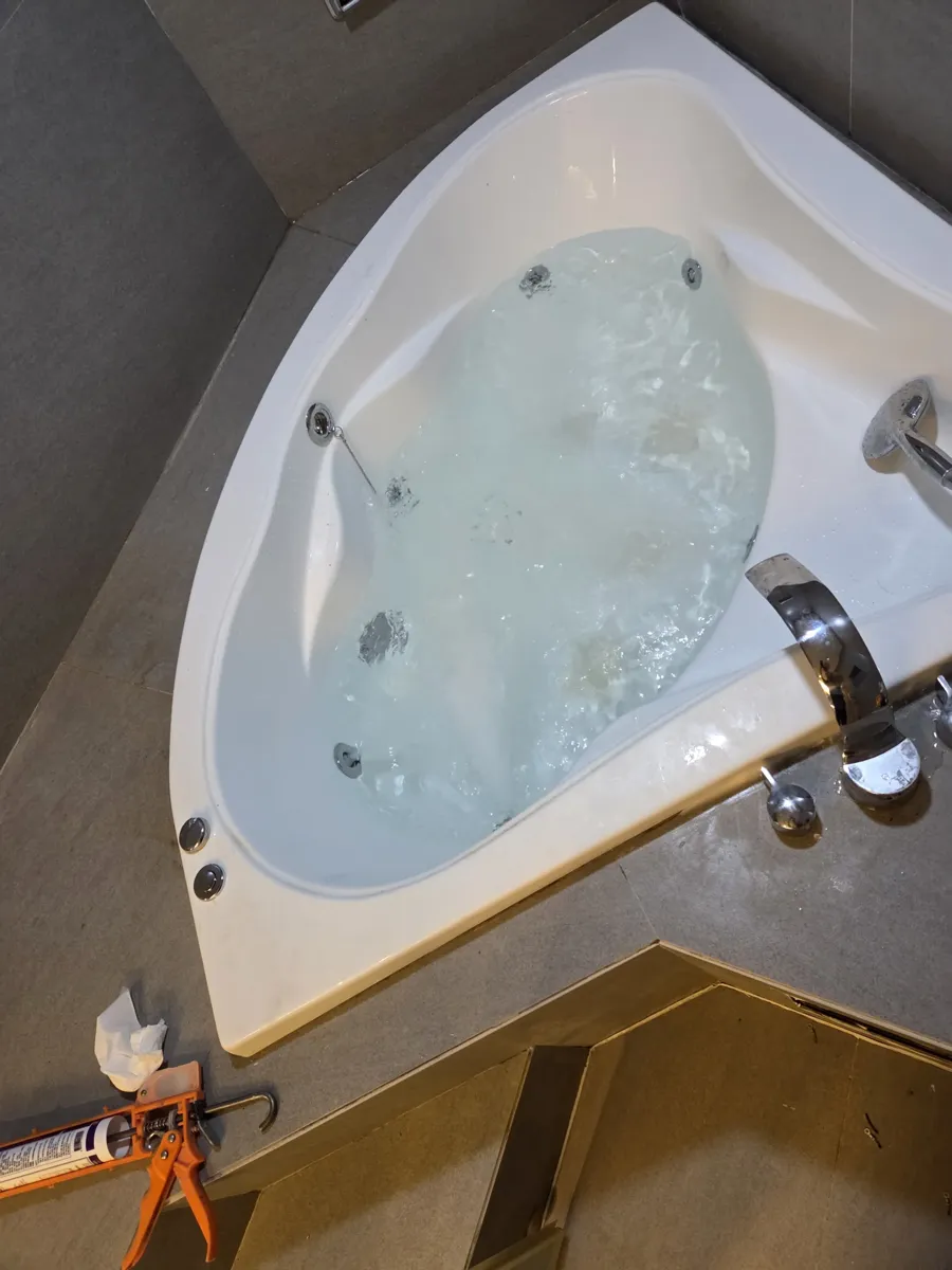 부산 해운대 해운대 제니스 58층 월풀욕조 모터·배수구 교체 진행 중